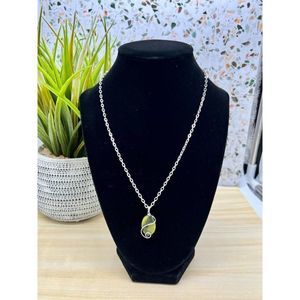 NWT Green Asterite Serpentine Gemstone Spiral Necklace On an 18" sterling Silver